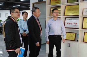 热烈欢迎市政府秘书长林兢一行莅临云博在线注册_云博（中国）集团广西公司考察指导